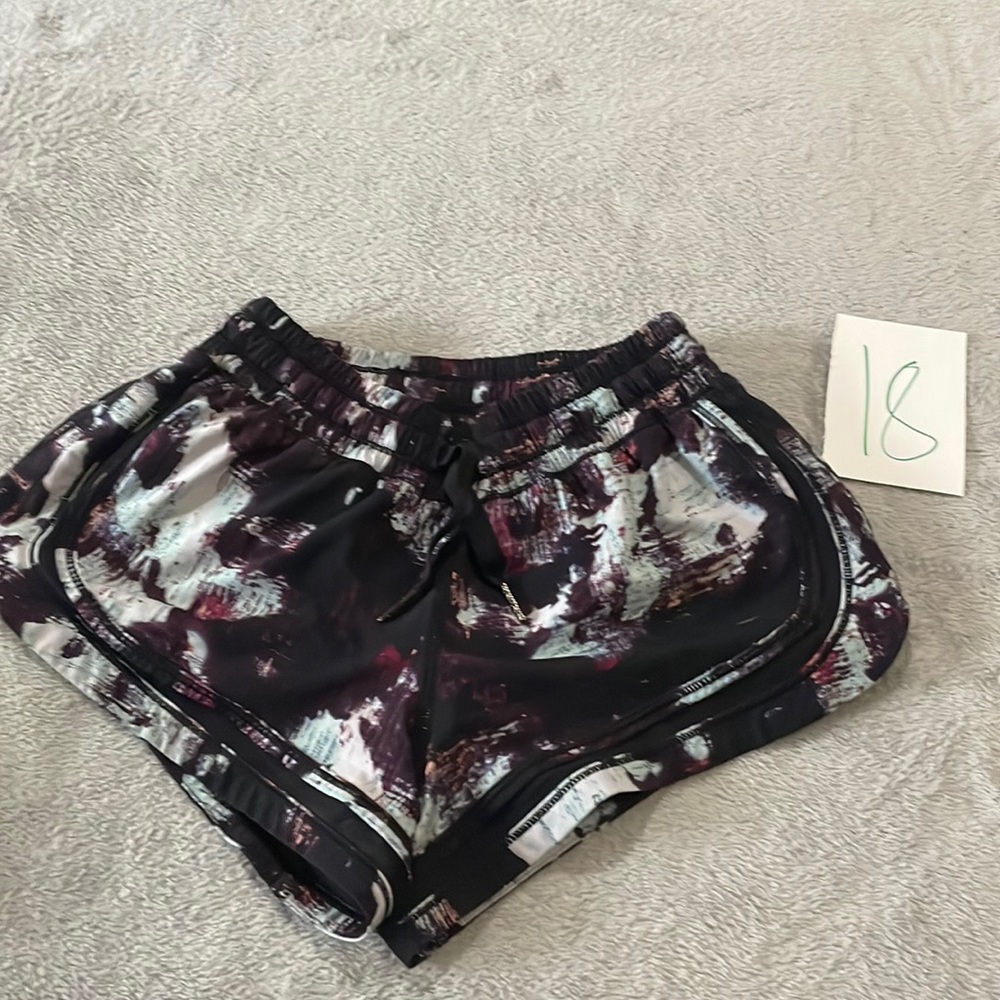 Lululemon white plum blue sz 4 hottie hot shorts 2.5 inch inseam liner intact